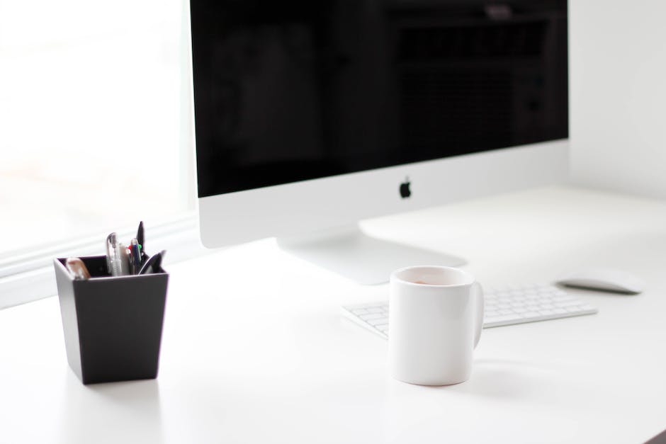 Image comparing a laptop and a desktop computer side by side