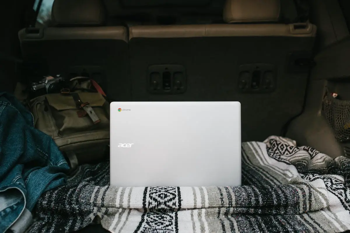 A person troubleshooting the sound problem on a Lenovo Chromebook